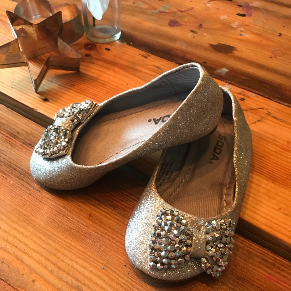 Christmas pics ready! Silver flats w beaded bows